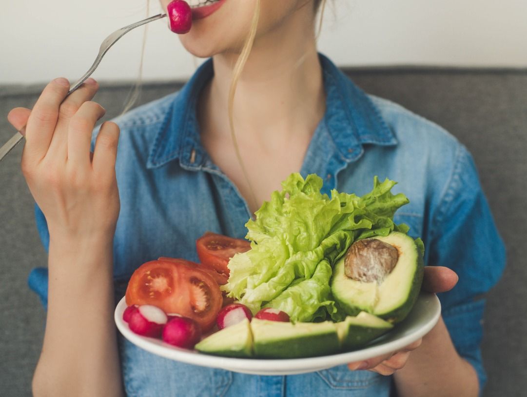 recorte chica comiendo ensalada