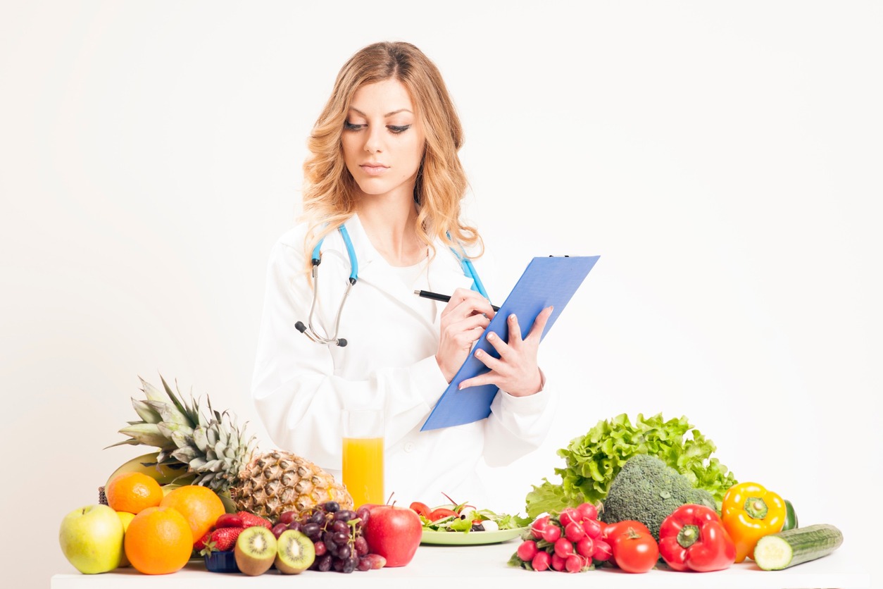 nutricionista con frutas y hortalizas
